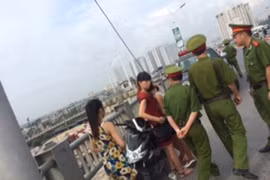 Kịp thời khuyên giải cô gái định nhảy cầu Vĩnh Tuy tự tử