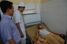 Lăn xả cứu người dân, CSGT bị côn đồ chém trọng thương