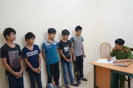 Đập gạch tấn công, cướp iPhone 5S của chủ hiệu xăm hình