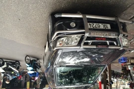 Xe Isuzu “cụt tai” đi… nhận lại đôi gương bị vặt trộm