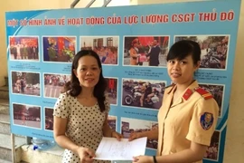 Nữ sinh viên xúc động khi nhận lại tài sản đánh rơi được CSGT tìm giúp