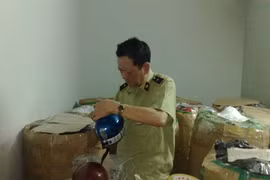 Đột kích “tổng kho” mũ bảo hiểm nghi vấn