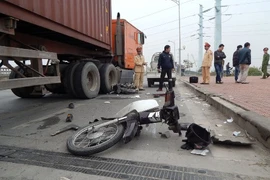 1 người đàn ông chết thảm dưới bánh xe container 