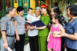 Luôn nêu cao tinh thần trách nhiệm vì nhân dân phục vụ