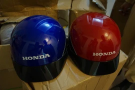Đồ chơi bạo lực “đội” mũ bảo hiểm Honda nghi giả