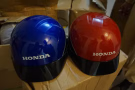 Đồ chơi bạo lực “đội” mũ bảo hiểm Honda nghi giả