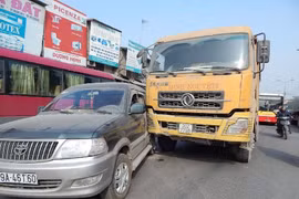 Hú vía xe tải “ăn” xe 7 chỗ