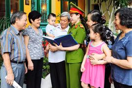 Luôn nêu cao tinh thần trách nhiệm vì nhân dân phục vụ