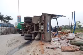 2 xe tải va nhau, lật kềnh trên quốc lộ 5