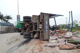 2 xe tải va nhau, lật kềnh trên quốc lộ 5