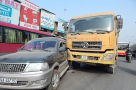 Hú vía xe tải “ăn” xe 7 chỗ