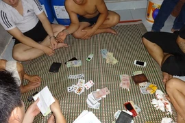 Đột kích 2 ổ “liêng”, bắt 13 đối tượng