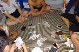 Đột kích 2 ổ “liêng”, bắt 13 đối tượng