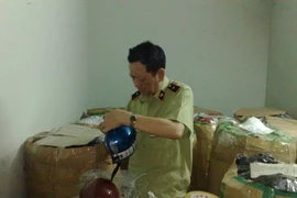 Đột kích “tổng kho” mũ bảo hiểm nghi vấn