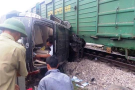 Cố băng qua đường sắt, "xế sang" Lexus bị tàu hỏa tông nát