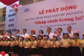 Tặng hơn 1.000 mũ bảo hiểm chất lượng cao cho giáo viên, học sinh