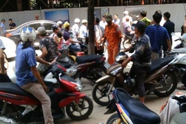 Thanh sắt công trình đường sắt trên cao rơi trúng ô tô