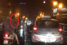 Nghĩa cử đẹp của người lái xe taxi trên cầu vượt nhẹ Láng Hạ