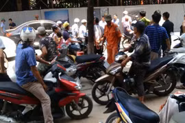 Thanh sắt công trình đường sắt trên cao rơi trúng ô tô