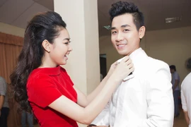 Miss Ngôi sao Bích Khanh “chăm chút” cho MC Nguyên Khang trước khi lên sóng “X-Factor”
