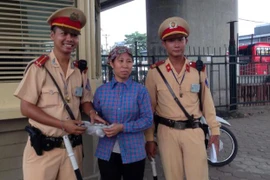 “Bà mẹ đồng nát” trào nước mắt khi nhận lại từ tay CSGT số tiền đánh rơi 