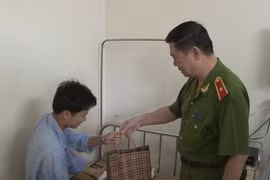 Phó GĐ CATP Hà Nội thăm động viên chiến sỹ bị thương khi làm nhiệm vụ