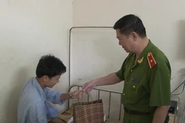 Phó GĐ CATP Hà Nội thăm động viên chiến sỹ bị thương khi làm nhiệm vụ