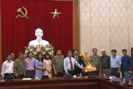 Trao tặng bức tượng Đức Thánh Gióng “Hào khí Thăng Long”