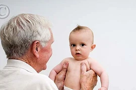 Bố già dễ sinh con tự kỷ, tâm thần