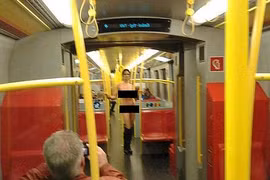 Bất ngờ trước cảnh hành khách nữ khỏa thân trên tàu điện