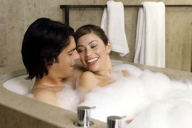 “Yêu” dưới nước có làm mất tác dụng của bao cao su?