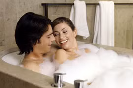 “Yêu” dưới nước có làm mất tác dụng của bao cao su?