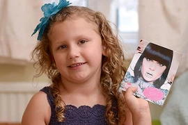 Bé gái hồi sinh kỳ diệu khi nghe thấy giọng hát của thần tượng