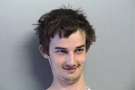 Quấy rối tình dục rồi trốn vào WC để nhìn trộm