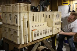 Kiệt tác mô hình Nhà thờ Đức Bà bằng 298.000 que diêm
