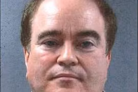 “Yêu râu xanh” đội lốt trông trẻ để giở trò đồi bại