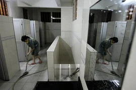 Sinh con trong toilet, rồi bỏ mặc