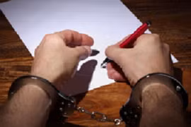 Giáo viên hầu tòa vì xúi giục học sinh làm bậy