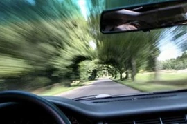 Lái xe vượt quá tốc độ rồi đổ tội cho…Chúa