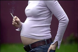 Phơi nhiễm khói thuốc làm tăng nguy cơ bệnh eczema ở trẻ