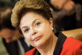 Chân đất xông vào dinh thự để… tỏ tình với Tổng thống