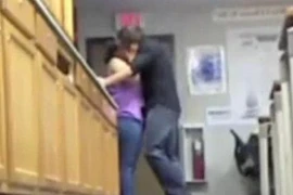 Mất chức hiệu trưởng vì cảnh hôn nồng nàn với cấp dưới