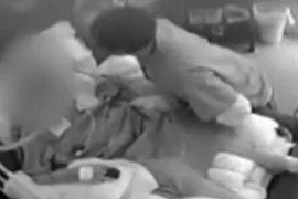 Nữ bệnh nhân đột quỵ bị hai nam y tá giở trò đồi bại