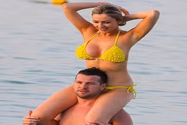 Bỏng mắt với đường cong của mỹ nhân Anh