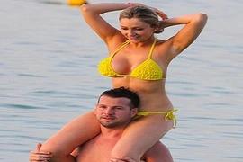 Bỏng mắt với đường cong của mỹ nhân Anh