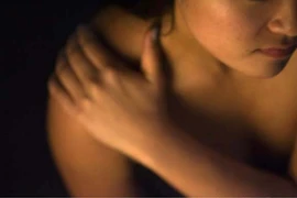 Chuốc rượu cho nữ sinh say để môi giới mại dâm