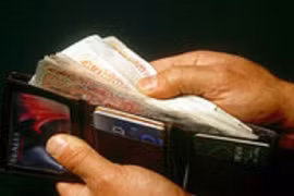 Hài hước tên cướp trấn lột ví người khác lại để quên ví của mình