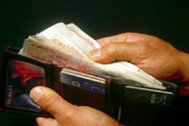 Hài hước tên cướp trấn lột ví người khác lại để quên ví của mình