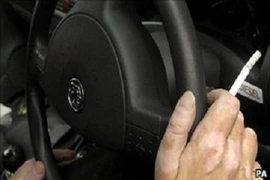 Rước họa do hút thuốc trong xe ôtô