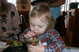 Bé 2 tuổi nhập viện vì uống nhầm whisky